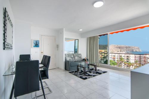 Los Cristianos Apartment | Comfortable LA ESTRELLA 1A020 with Oceanfront Pool Access