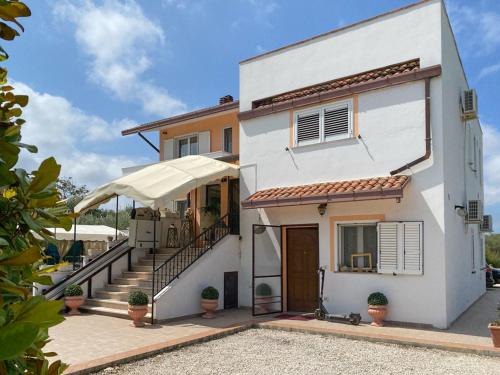 Fossacesia House | La Farfalla: Guest Rated 9.3 with Oceanfront Comforts
