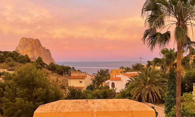 La Canuta Ski Chalet | Endless Summer at La Favorita: Oceanfront Bliss Awaits!