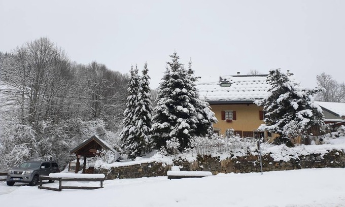 Les Deserts House | Inviting Stay at La Fayeta - Lake View & Pet Friendly