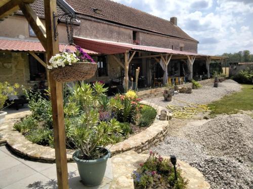 Verdonnet Bed & Breakfast | Budget-Friendly Retreat at La Ferme de Tart with Hot Tub