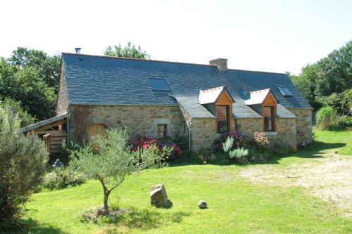 Saint-Quay-Perros House | Pet-Friendly Retreat at LA FERME des DAIMS with Kitchen