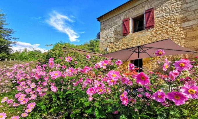 Les Eyzies House | Experience La Fermette: Perfect for Families & Pets