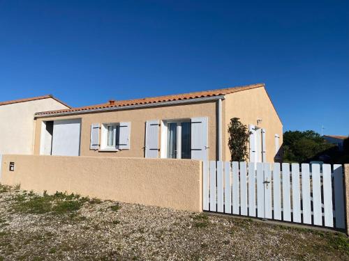 Le Chateau-d'Oleron House | Explore La Fleur des Marais: Oceanfront & Pet Friendly Stay