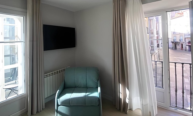 Burgos Apartment | Explore La Flora Fountain Suite: Family & Pet Friendly Stay