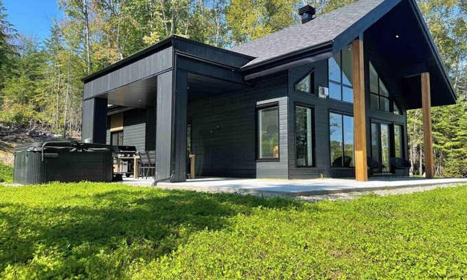 Les Eboulements Ski Chalet | La Folia 132: Relaxing Retreat with Jacuzzi & Family-Friendly