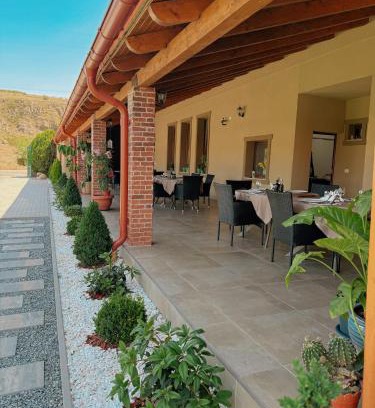 Siria House | Top-Rated La Foresteria: Family-Friendly with Hot Tub & Dining