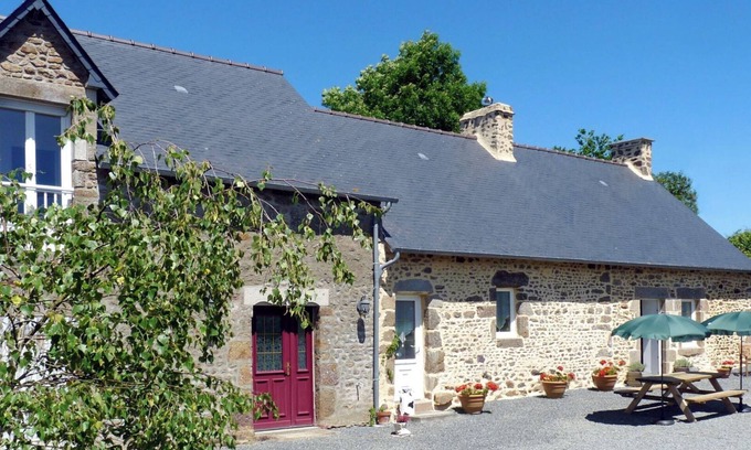 Saint-Thomas-de-Courceriers House | Tranquil Holiday Farmhouse with Private Pool & Eco Amenities
