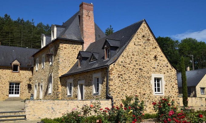 Loigne-sur-Mayenne Bed & Breakfast | Unforgettable Stays at La Francoisiere with Private Pool