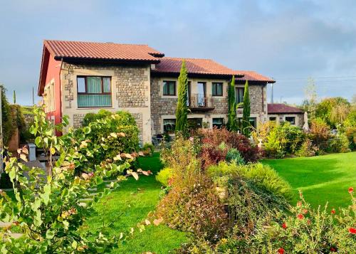 Vispieres House | Discover La Fuentona de Santillana: Family-Friendly Oasis