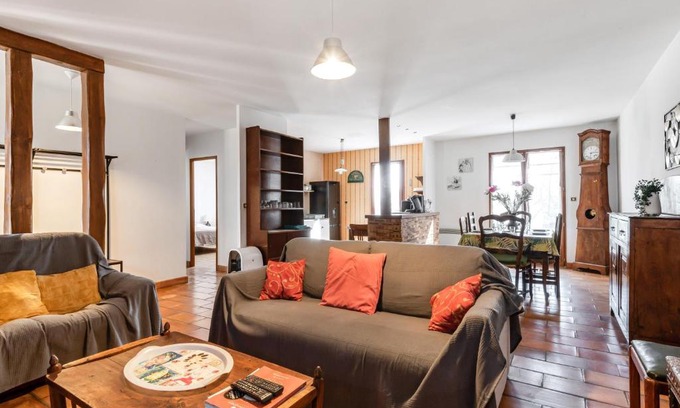 Joyeuse House | Discover La Génova: Family & Pet Friendly Retreat