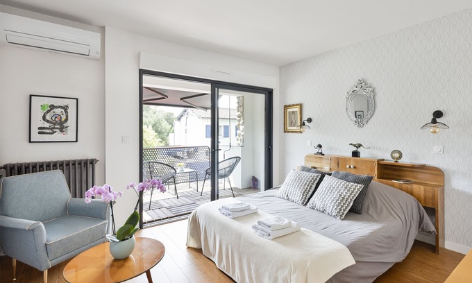 Bonnefoy-Roseraie-Gramont Bed & Breakfast | Elegant La Galerie: Eco-Friendly Stay with Pool & Dining