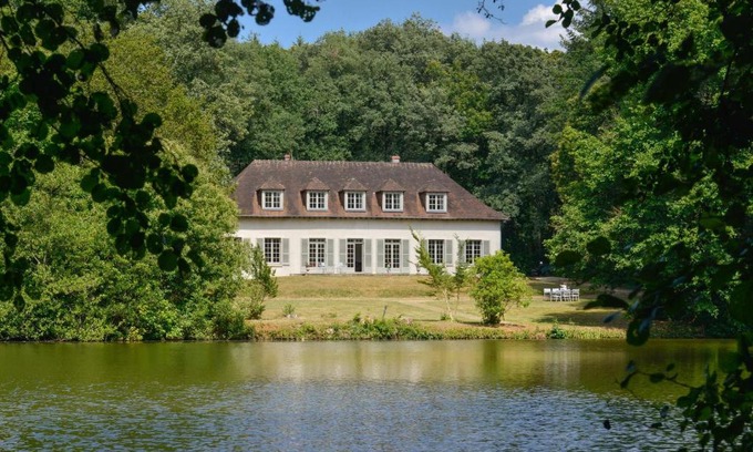 Mery-es-Bois House | La Genêtière: Family-Friendly Retreat with Pond in Sologne