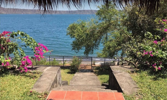 Catarina Villa | La Giralda - Lakefront - Pool - Relaxation Haven
