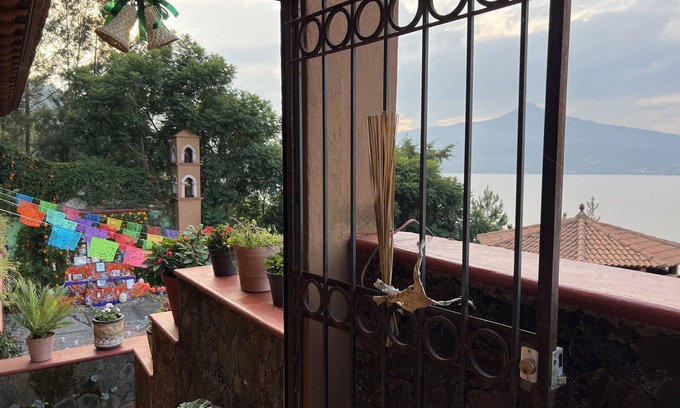 Tzintzuntzan House | Inviting La Gloria de los Ángeles: Spa & Family Amenities