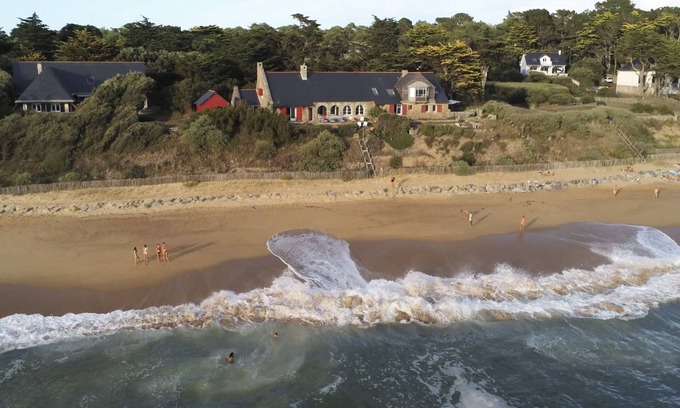 Pornichet House | Beachfront Retreat: La Grande Chartreuse in Pornichet