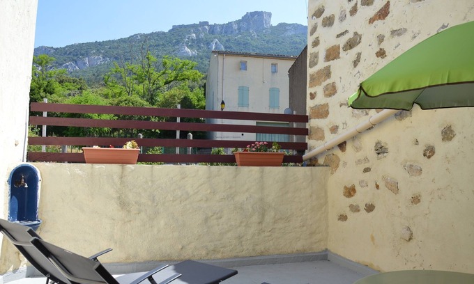 Rouffiac-des-Corbieres Cottage | Idyllic Retreat with Castle Views and Top-Rated Amenities