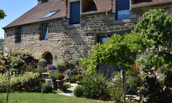 Bagnoles-de-l'Orne Bed & Breakfast | Beautiful La Grange Bagnolaise - Family-Friendly with Pool