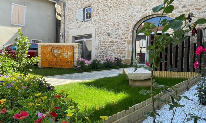 Saint-Amour Bed & Breakfast | Relax at LA GRANGE DES FRANGINES with Pool & Spa Amenities