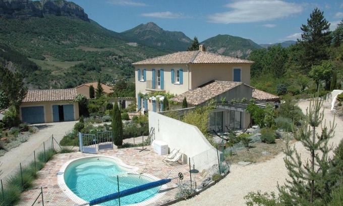 Remuzat Villa | Experience La Gravelière: Oceanfront Bliss with Pet-Friendly Amenities