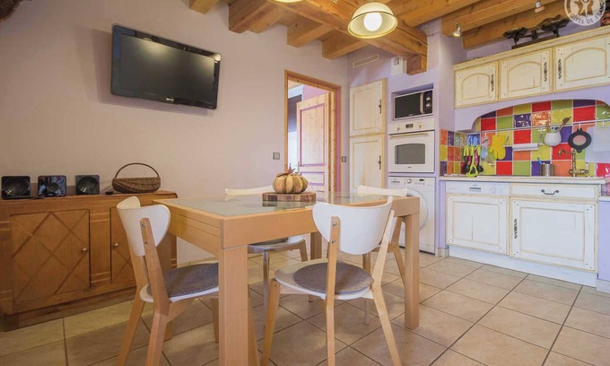 Clery House | Cozy LA GRIVE - CLERY Gîte with Family-Friendly Amenities