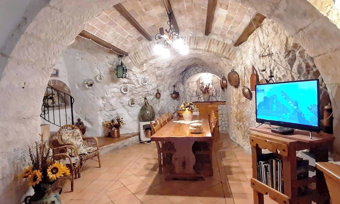 Pretoro House | Cozy La Grotta di Nima: Family-Friendly Rustic Retreat