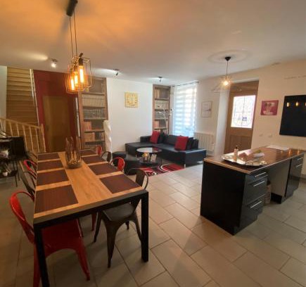 Ay House | Experience La Halte Effervescente: 4-Star Family-Friendly Stay