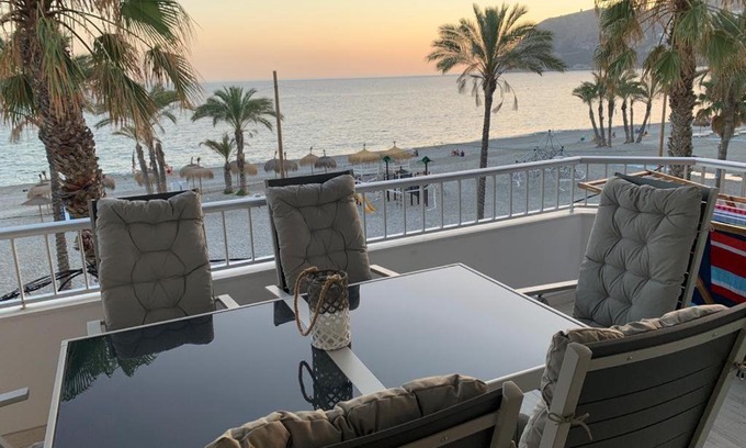 La Herradura Apartment | Experience La Herradura junto al mar with Oceanfront Views