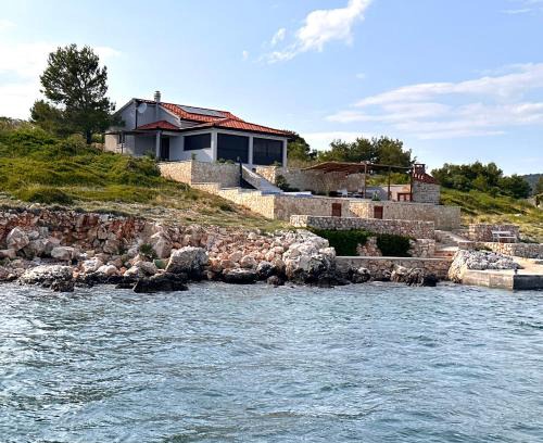 Pasman House | Experience Oceanfront Bliss at La Isla Hotel - 10/10 Rated