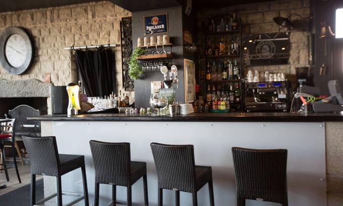 Saint-Aignan-de-Cramesnil Hotel | Discover La Jalousie: Family-Friendly with Top Amenities