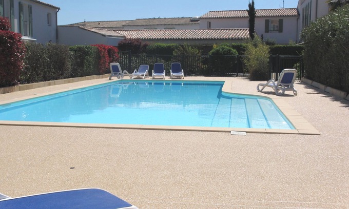 La Flotte Apartment | Cozy LA JOLIE BRISE Apartment with Pool & Ocean Views
