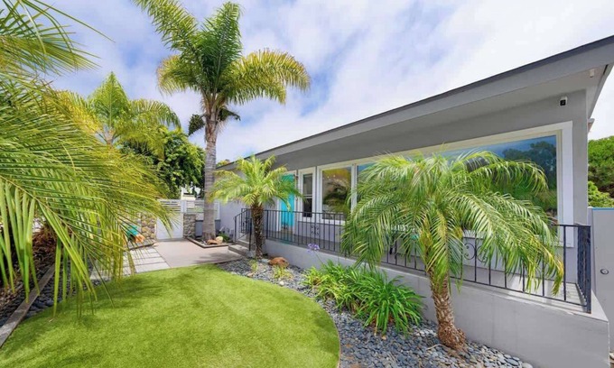 Beach Barber Tract House | La Jolla Beach Cottage + Private Guest Suite