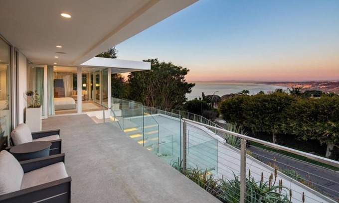 Country Club House | Modern La Jolla Retreat with Incredible Floor-To-Ceiling Views
