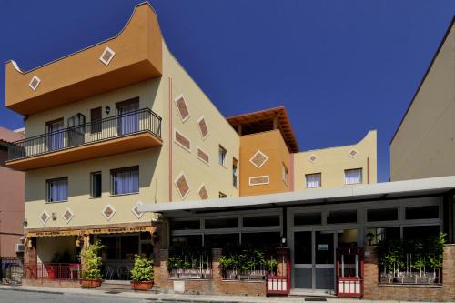 Rometta Marea Hotel | Discover La Lanterna Hotel: Pet-Friendly & Highly Rated Stay