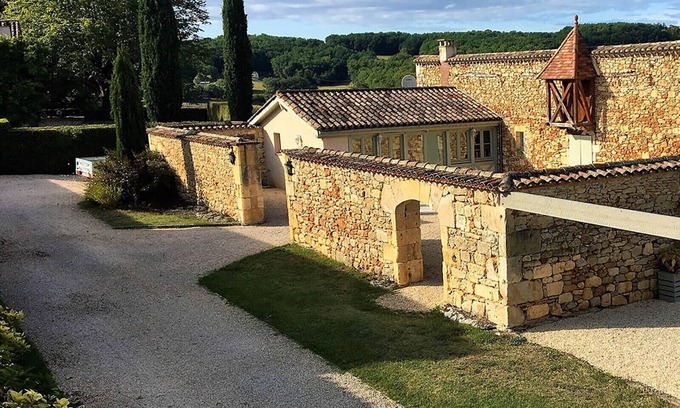 Salles House | Family-Friendly Gite La Lavandiere with Breakfast & Kitchen