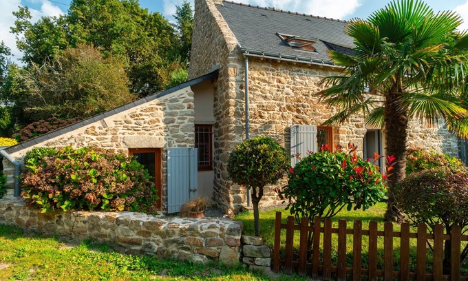 Sene House | Explore La Libellule: Cozy Home with Garden in Séné