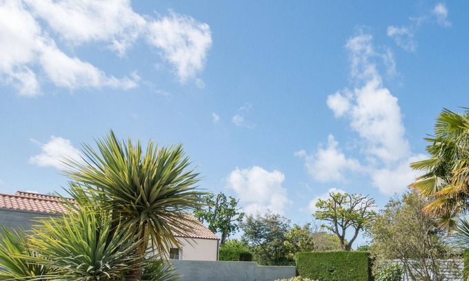Chauve House | Charming Grande Maison with Garden & Spa Amenities
