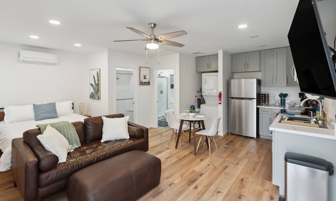 Reseda Apartment | Cozy La Living Bungalow with Patio and Spa Amenities