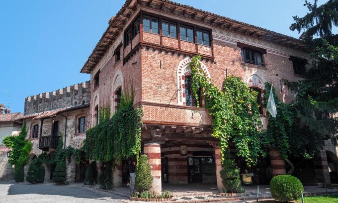 Grazzano Visconti House | Discover La Locanda di Grazzano Visconti: Pet & Child Friendly