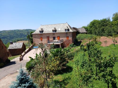 Villecomtal House | Pet-Friendly Retreat: La loge d’Evelyne, Rated 9.5/10