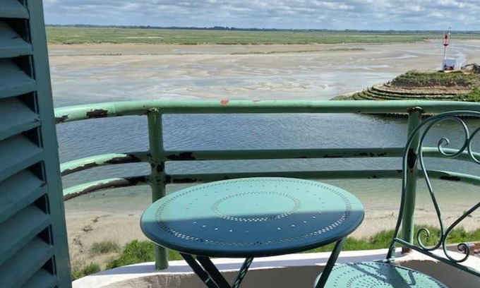 Saint-Valery-sur-Somme Apartment | Oceanfront Retreat at La loge en baie - Rated 9.3/10
