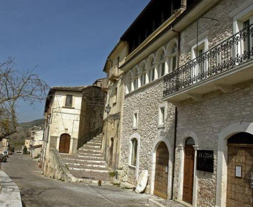 Navelli House | Family-Friendly Retreat at La Loggia Di Federico