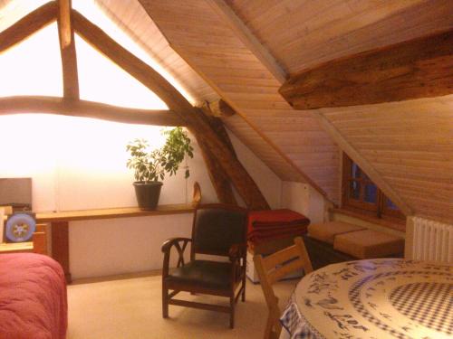 Maillebois House | Inviting La Longère aux Volets Rouges: Pet-Friendly Haven
