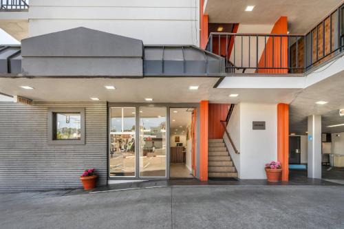 Cow Hollow Hotel | Discover La Luna Inn: Family-Friendly & Accessible Stay
