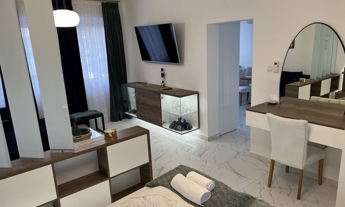 Nasice Apartment | Indulge at La Luna: Premium Deluxe Apartment with Hot Tub