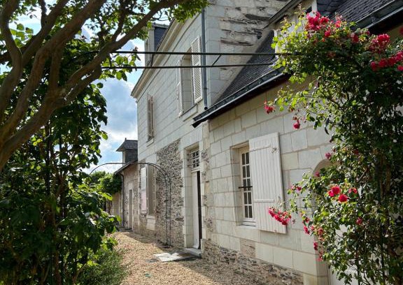 Andard House | Relax at La Maillardière: Poolside Retreat with Ocean Views