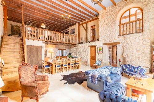 Mansonville House | La Maison 1786: Inviting Garden Oasis with Hot Tub