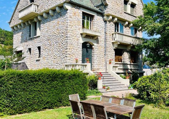 Espalion House | La Maison au toit vert