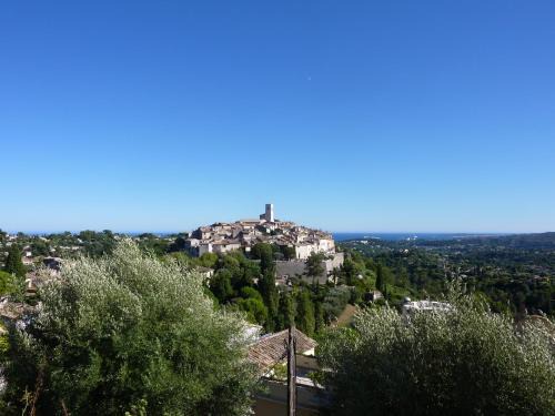 Saint-Paul-de-Vence House | Discover la maison aux bonsais: 4-Star Pet-Friendly Retreat