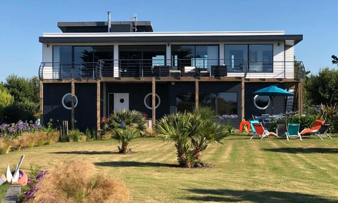 Guisseny Villa | Oceanfront Escape at La Maison Bateau au Bord de Mer